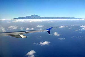 Blick auf Teneriffa im Anflug mit dem Flugzeug