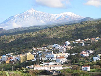 El Tanque - Blick übers Dorf und den Wald auf die Bergkulisse