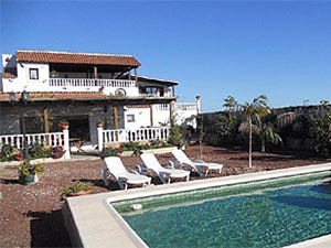 Finca Ferienwohnung im Klettergebiet Arico / El Rio. Blick auf den Pool und das Haus der Finca.