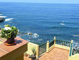 Ausblick von einem Haus auf das blaue Meer bei El Rosario