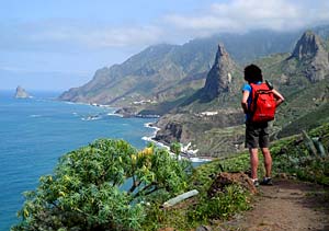 Wandern im Norden von Teneriffa... eine Wanderin blick auf die Küste am Fuße des Anagagebirge