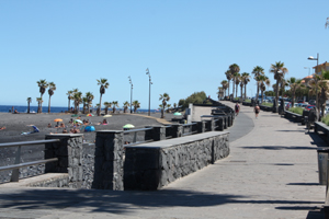 Am Strand von Candelaria auf Teneriffa, Blick auf das Meer und Palmen
