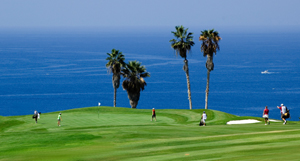 Ein Golfplatz an der Costa Adeje mit Blick auf das Meer