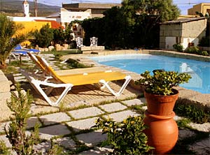 Blick auf ein Finca-Ferienhaus mit Privatpool im Süden von Teneriffa