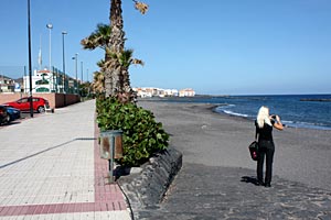 Am Strand von Güímar, Blick auf die Stadt und das Meer
