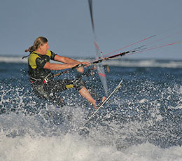 Kiten in El Medano auf Teneriffa ... ein Kiter flitzt übers Wasser
