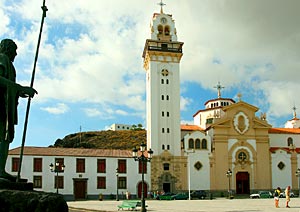 Blick auf die Basílica de Nuestra Señora de la Candelaria vor der Plaza