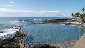 Blick auf das Meerwasser Schwimmbecken von Punta de Hidalgo