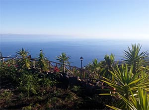 Blick in das wunderschöne Orotavatal auf Teneriffa. Das Orotavagebiet zieht sich von der Küste bis hinauf zum Teide