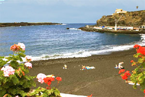 Blick auf den Strand Playa San Marcos... im Ort San Marcos bei Icod de los Vinos