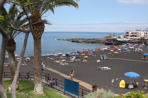 Schwarzer Sandstrand vom Playa de la Arena auf Teneriffa