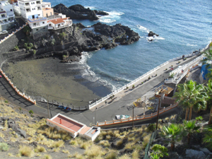 Blick auf Puerto Santiago mit seinem Strand auf Teneriffa von oben