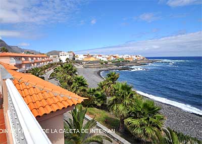 Blick vom Balkon der Ferienwohnung auf den schönen ruhigen Strand 