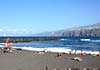 Playa Martianez in Puerto de la Cruz... Badegäste und Wellenreiter am Strand