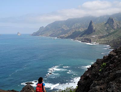 1 Wanderer auf Teneriffa blickt auf die vielseitige Landschaft des Anagnagebirge 