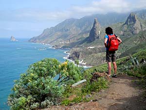 Wandern auf Teneriffa - eine Wanderin auf einer Klippe im Tenogebirge