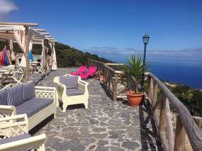 Ökolodge mit Meerblick und Terrasse