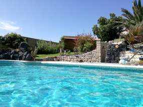Urlaub im privaten Apartment mit Pool, WiFi, blühender Garten & Meersicht