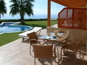 FeWo - Finca mit Pool & Hallenbad