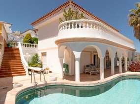 Villa mit Meerblick + Pool