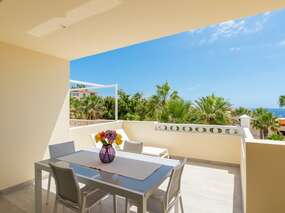 Meerblick-Ferienwohnung mit Pool