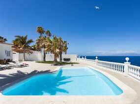 Bungalow mit Pool unter Palmen