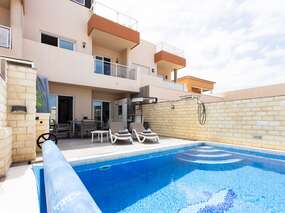 Haus mit Pool, Terrassen & Grill