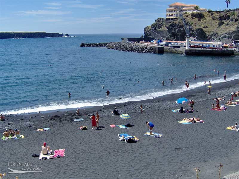 Blick auf die Badegäste am Sandstrand Playa san Marcos Strand
