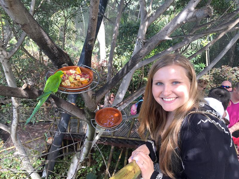 Gulia besucht den Papageienpark auf Teneriffa