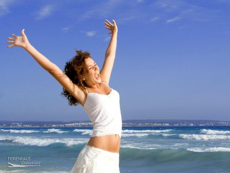 Frau am Strand von Teneriffa