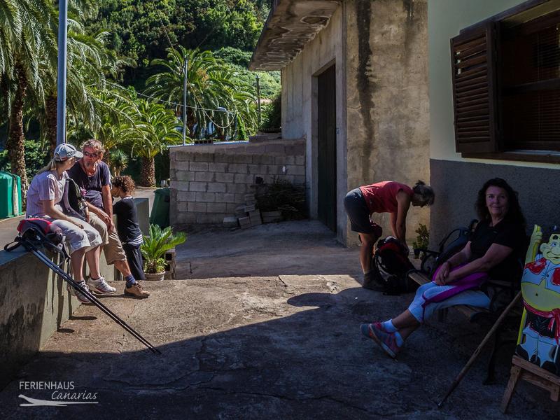 Wanderer bei der Rast am Fusse des Anaga Wanderer bei der Rast am Fusse des Anaga