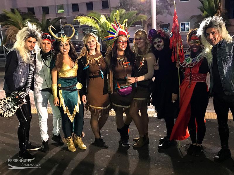 Freunde feiern Karneval in Puerto de la Cruz Freunde feiern Karneval in Puerto de la Cruz