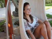 Eine Urlauberin strahlt