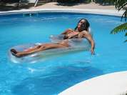 Eine Urlauberin im Pool