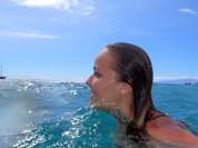 Eine Urlauberin im Meer