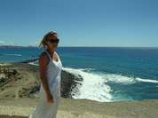 Eine Urlauberin erkundet Teneriffa