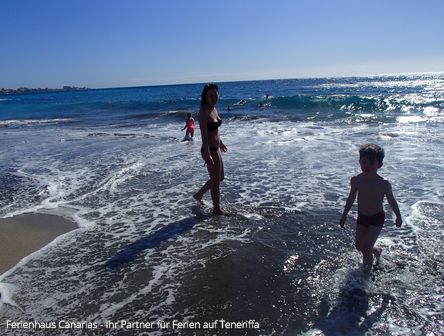 Urlauber am Strand der Costa Adeje