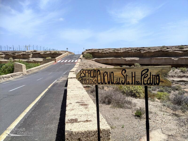 Straßenschild zur Höhle