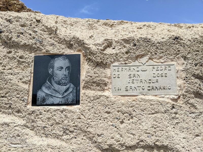 Felswand mit einem Portrait von Hermano Pedro