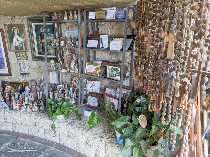 Opfergaben von Besuchern der Höhle