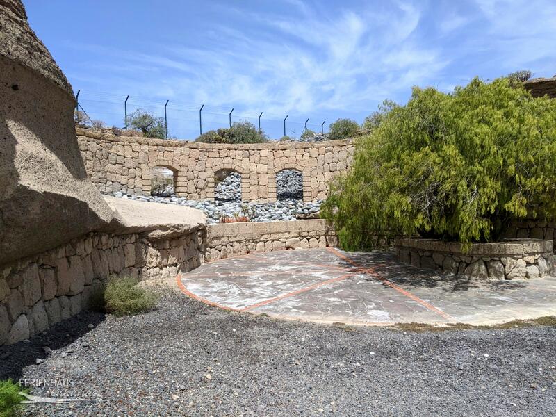 Außenanlage der Höhle