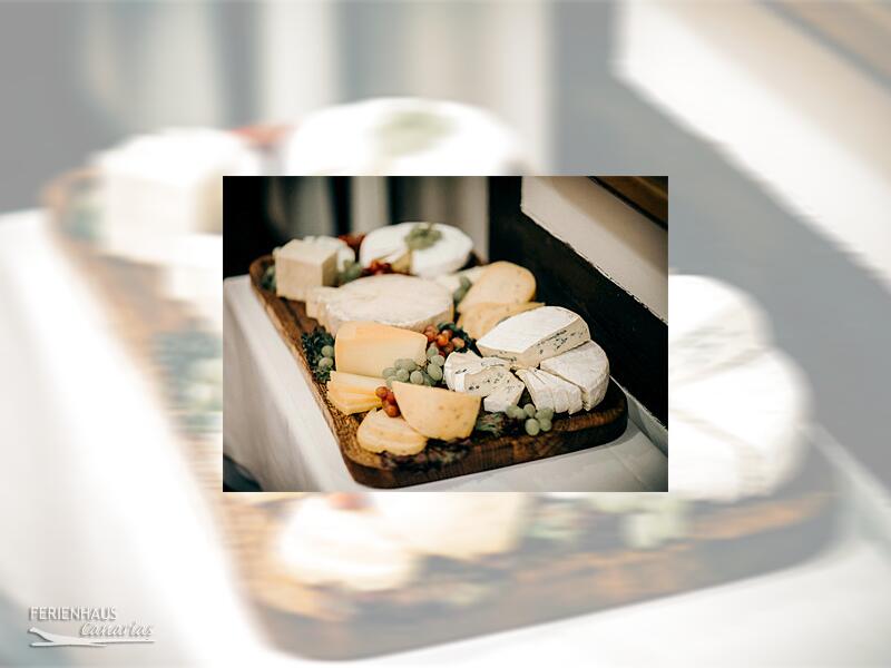 Verschiedene Käsesorten zur Käsemesse auf Teneriffa