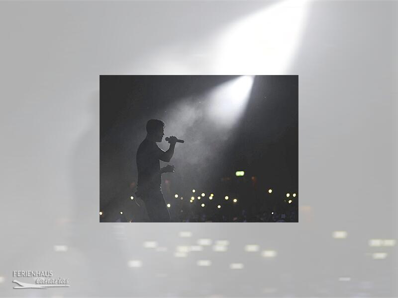 Blick auf einen Sänger bei einem Konzert auf Teneriffa
