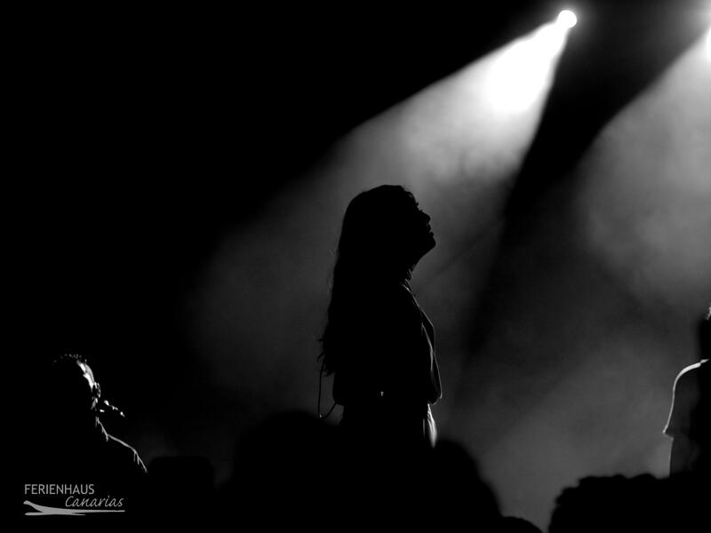 Blick auf eine Sängerin bei einem Konzert auf Teneriffa