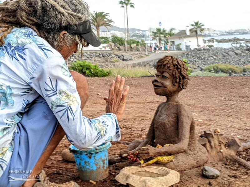 Blick auf den Sandkünstler in Playa Fanabe Blick auf den Sandkünstler in Playa Fanabe