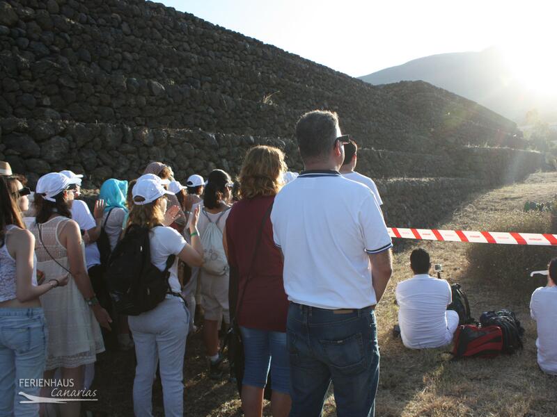 Blick auf den doppelten Sonnenuntergang an den Pyramiden von Güimar