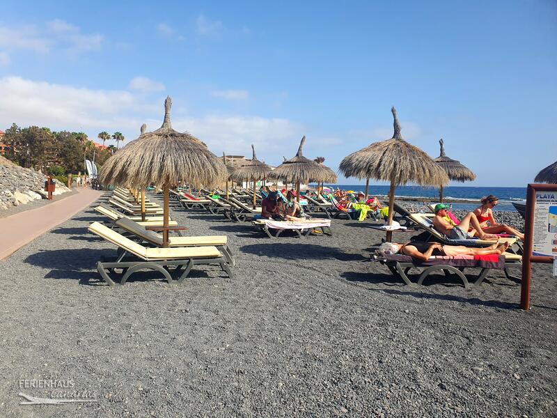 Sonnenliegen am Strand Paragliding Landung am Playa de la Enramada Sonnenliegen am Strand Paragliding Landung am Playa de la Enramada