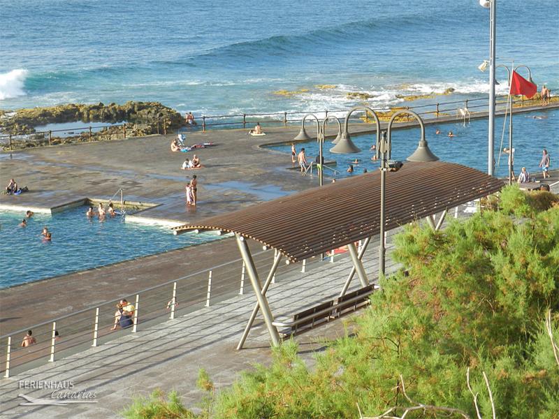 Badegäste im Meerwasserbecken von Bajamar