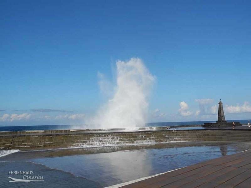 Fantastische Natur... Hohe Wellen und Gischt in Bajamar