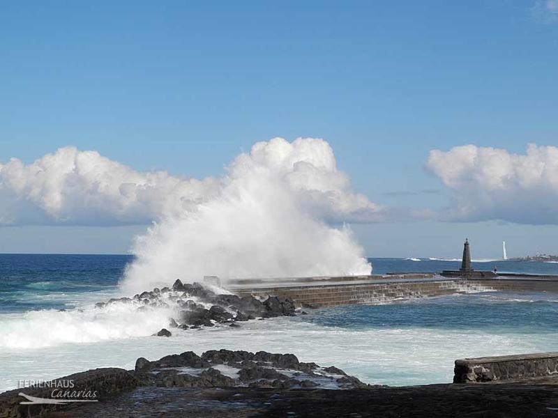 Blick auf die hohen Gischt der Wellen in Bajamar...